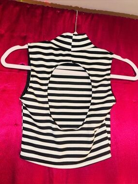 👑 Size Xsmall Hearts Black & White Striped Sleeveless Crop Top with Back Cutout